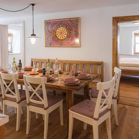 Gehobenes Ambiente In Historischer Wohnung Walting Buitenkant foto