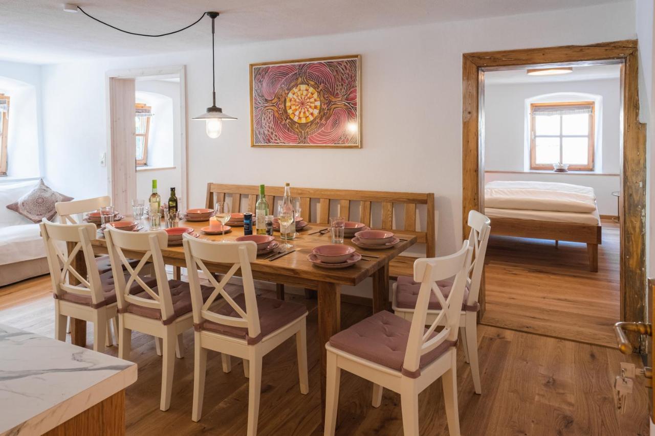 Gehobenes Ambiente In Historischer Wohnung Walting Buitenkant foto
