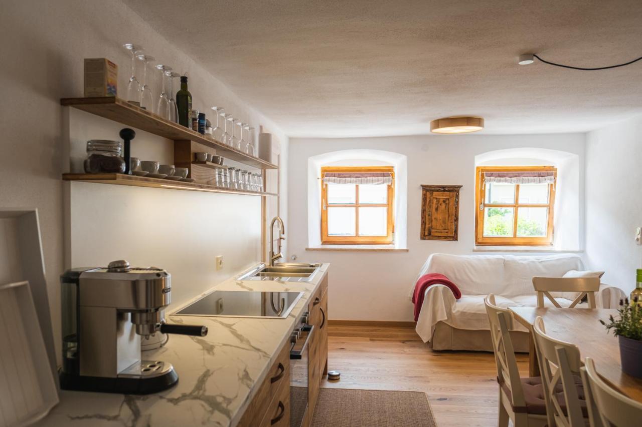 Gehobenes Ambiente In Historischer Wohnung Walting Buitenkant foto