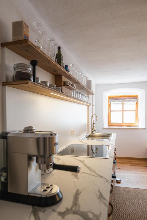 Gehobenes Ambiente In Historischer Wohnung Walting Buitenkant foto