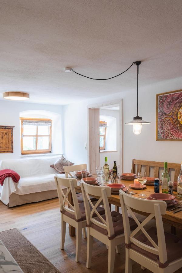 Gehobenes Ambiente In Historischer Wohnung Walting Buitenkant foto