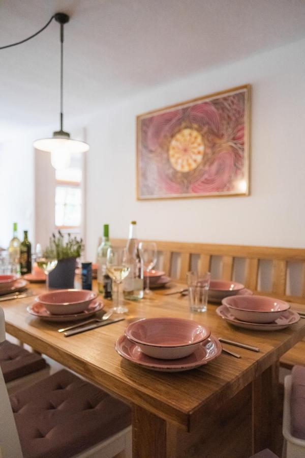 Gehobenes Ambiente In Historischer Wohnung Walting Buitenkant foto