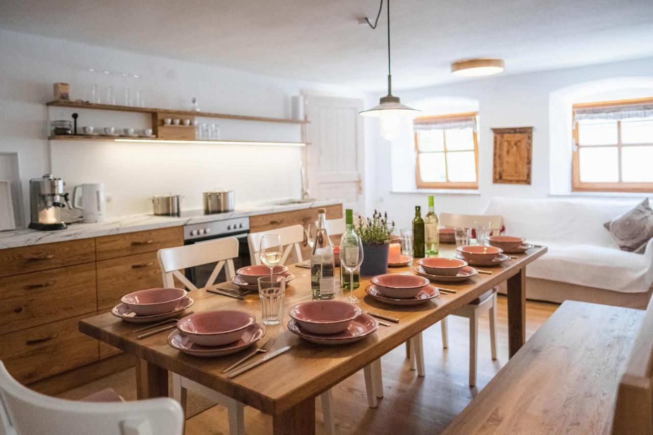 Gehobenes Ambiente In Historischer Wohnung Walting Buitenkant foto