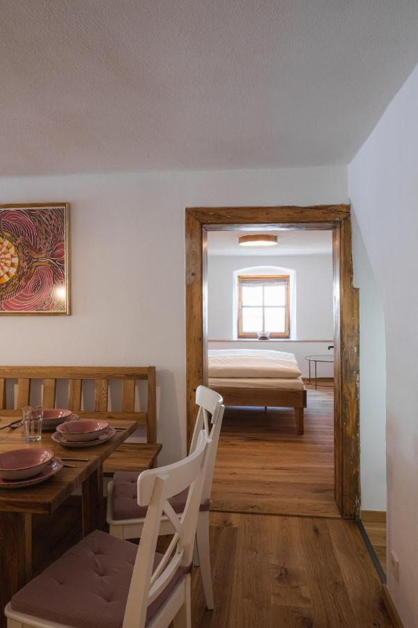 Gehobenes Ambiente In Historischer Wohnung Walting Buitenkant foto