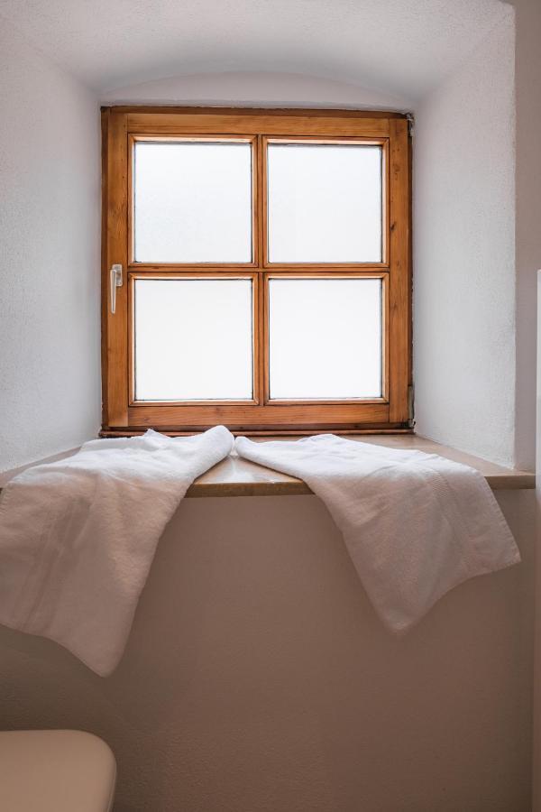 Gehobenes Ambiente In Historischer Wohnung Walting Buitenkant foto