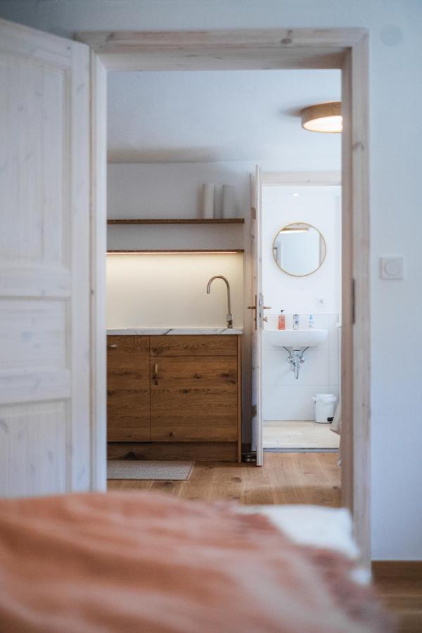 Gehobenes Ambiente In Historischer Wohnung Walting Buitenkant foto