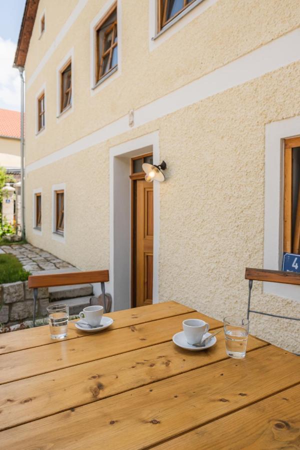 Gehobenes Ambiente In Historischer Wohnung Walting Buitenkant foto
