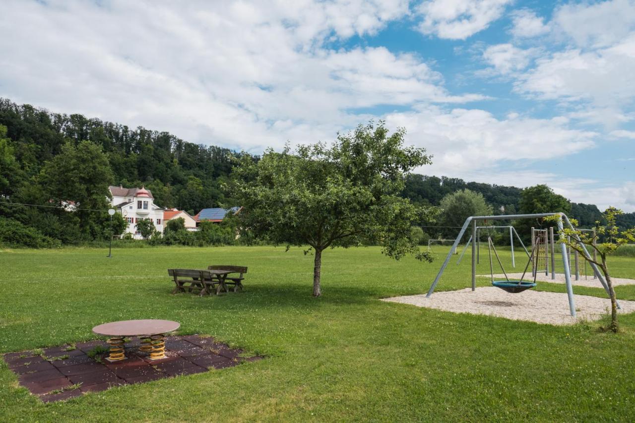 Gehobenes Ambiente In Historischer Wohnung Walting Buitenkant foto