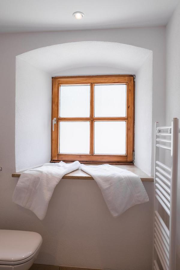 Gehobenes Ambiente In Historischer Wohnung Walting Buitenkant foto